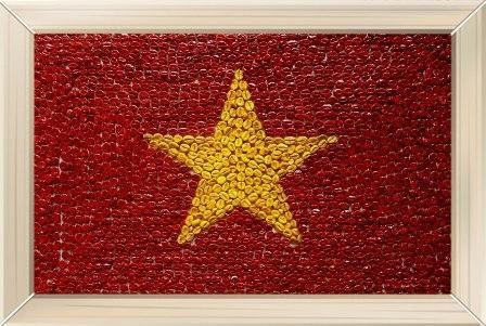 Cảm phục hình ảnh về các chiến sĩ Trường Sa đã quyết bảo vệ lá cờ Tổ quốc nên cô giáo Nguyễn Thị Bích Nhi và các em học sinh của Trường TH Nguyễn Bỉnh Khiêm ở huyện Đak Song, tỉnh Đác Nông đã quyết đị