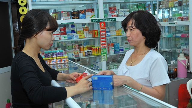 Phần mềm được triển khai đồng bộ sẽ góp phần giảm tình trạng lạm dụng mua thuốc kháng sinh. Ảnh: HẢI ANH