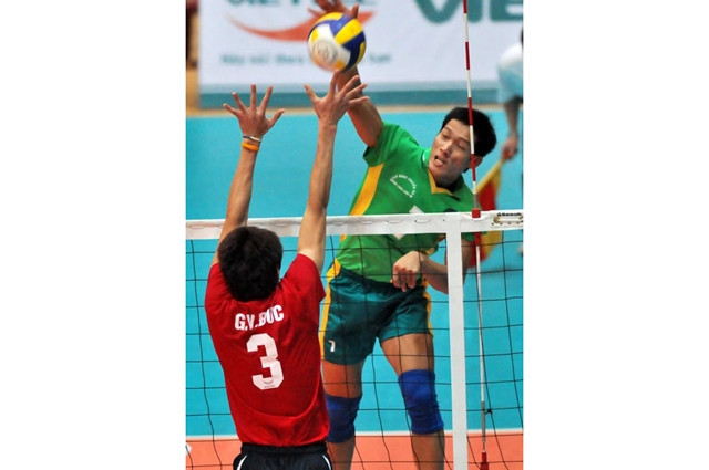 VĐV Lê Quang Khánh (người bên phải) trong một pha đập bóng. Ảnh: NHẬT ANH