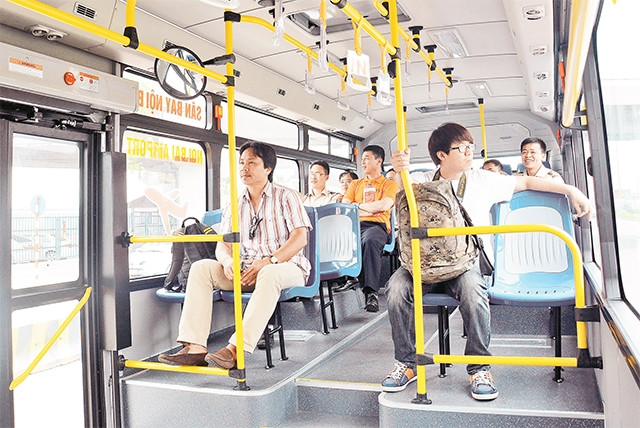 Trên tuyến xe buýt số 86 từ trung tâm Hà Nội đi sân bay Nội Bài. Ảnh: THU HÀ