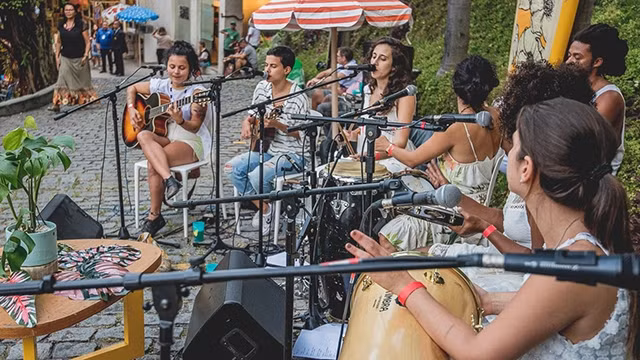 Samba Que Elas Querem biểu diễn tại Rio de Janeiro. Ảnh: THE RIO TIMES