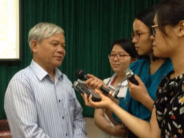 Nhà thơ Nguyễn Sĩ Đại trao đổi với báo chí về vở kịch.