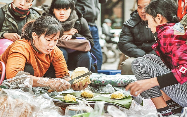 Xôi xéo cô Mây tại ngã tư Lý Thường Kiệt - Hàng Bài. Ảnh: QUÝ NGUYỄN