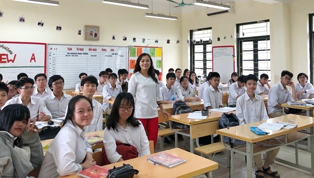 Cô giáo Nguyễn Kim Anh cùng học sinh Trường THPT Phan Huy Chú - Đống Đa (Hà Nội)