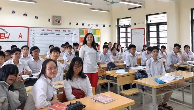 Cô giáo Nguyễn Kim Anh cùng học sinh Trường THPT Phan Huy Chú - Đống Đa (Hà Nội)