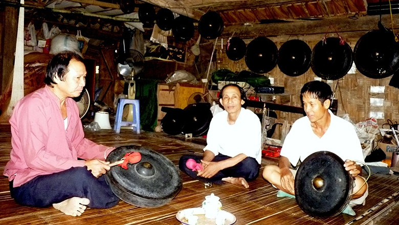 Hồn mường bản trong bóng nhà sàn cổ.