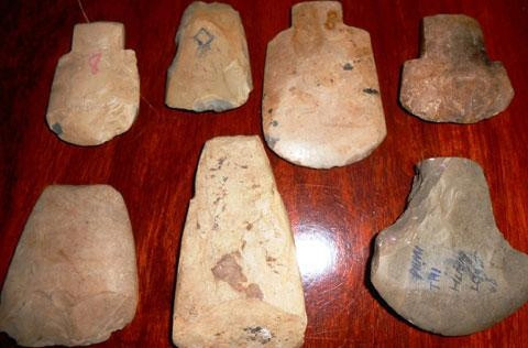 Những rìu đá cổ mà thầy giáo Lê Quốc tường sưu tập được.