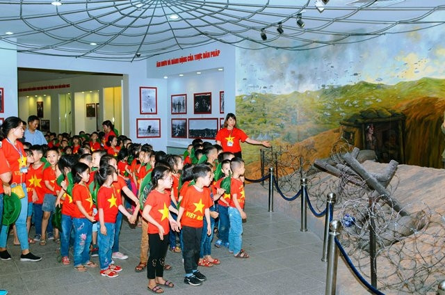 Học sinh tham quan Bảo tàng Chiến thắng lịch sử Điện Biên Phủ.