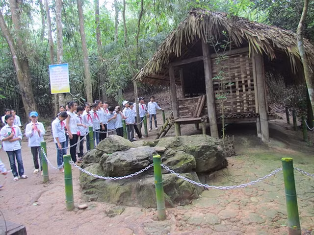 Khu di tích ATK Định Hóa (Thái Nguyên) đã trở thành địa chỉ đỏ giáo dục truyền thống yêu nước cách mạng cho thế hệ trẻ hôm nay. Trong ảnh: Các em học sinh tham quan khu di tích.
