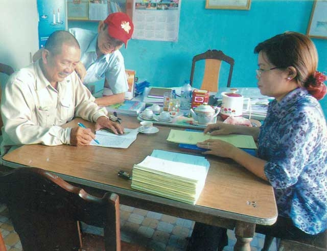 Chủ tịch Hội Chữ thập đỏ phường Vĩnh Trung, Nguyễn Thị Huệ nhận hỗ trợ địa chỉ nhân đạo từ người dân.