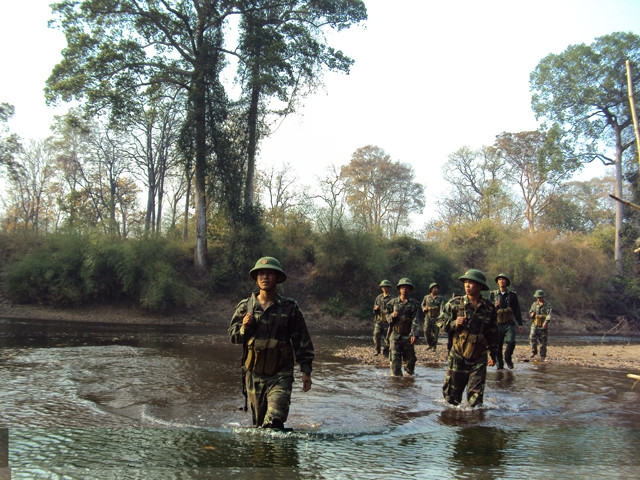 Bộ đội Biên phòng Đác Lắc trên đường tuần tra. Ảnh: VĂN NHƯƠNG