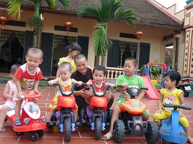 Niềm vui của sư thầy Thích Đàm Quyết bên các con.