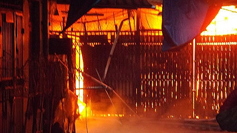 Đám cháy lớn xảy ra lúc tờ mờ sáng. (Ảnh: Dân Trí)