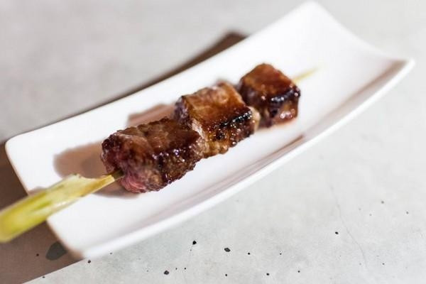 Xiên thịt sư tử nướng có giá 70 USD.