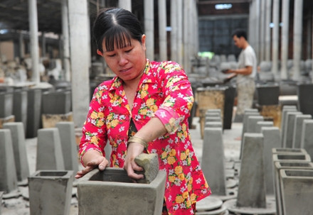 Nghề làm gốm xuất khẩu thu hút nhiều lao động.
