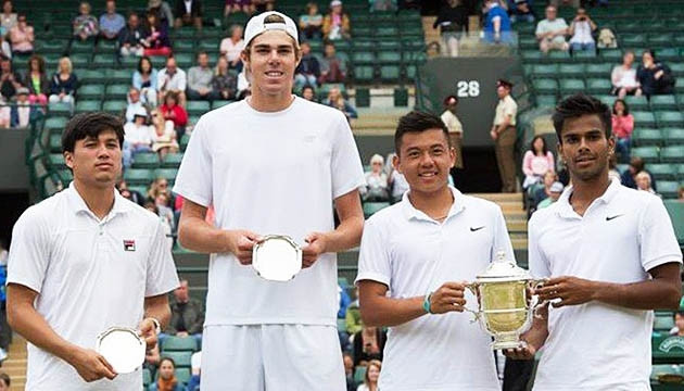 Hoàng Nam và Nagal (thứ ba và tư trừ trái qua) trong giây phút đăng quang ngôi vô địch giải Wimbledon trẻ 2015. (Ảnh: Wimbledon)