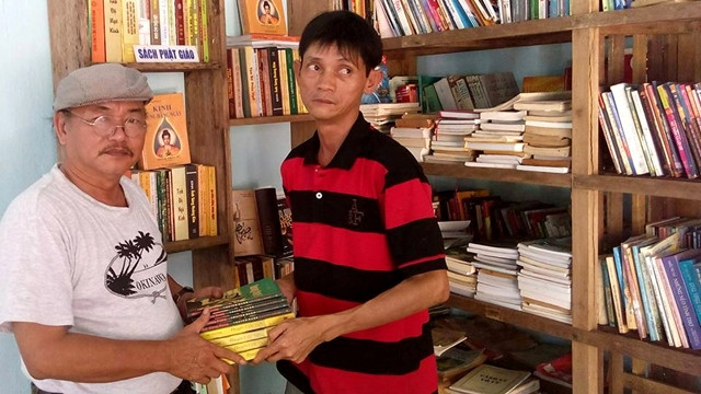 Anh Ninh (bên phải) luôn nhiệt huyết truyền đi cảm hứng về văn hóa đọc đến với cộng đồng.