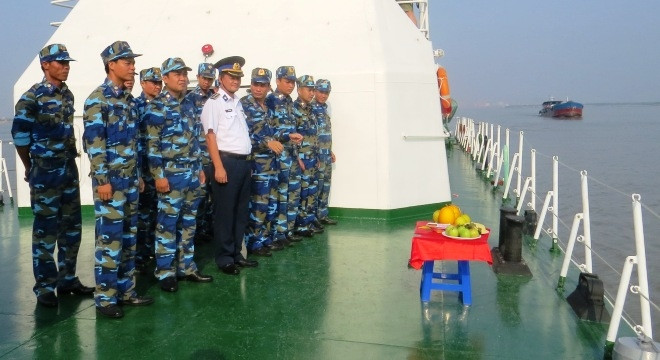 Lễ tưởng niệm không chuẩn bị trước nhưng hết sức nghiêm trang và xúc động.