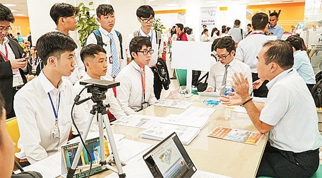 Sinh viên Trường đại học Công nghệ Hutech TP Hồ Chí Minh tham gia phỏng vấn nghề nghiệp với doanh nghiệp FDI.
