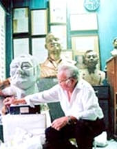 Nghệ sĩ Tô Sanh và
một góc "Viện bảo tàng".