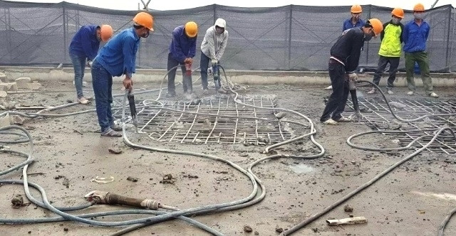 Việc phá dỡ giai đoạn hai tại công trình 8B Lê Trực đang bị ngừng lại vì đơn vị phụ trách chưa đưa ra phương án phá dỡ.