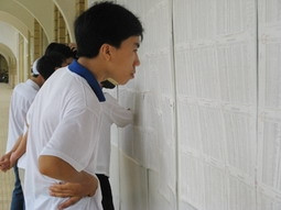 Thí sinh xem điểm thi.