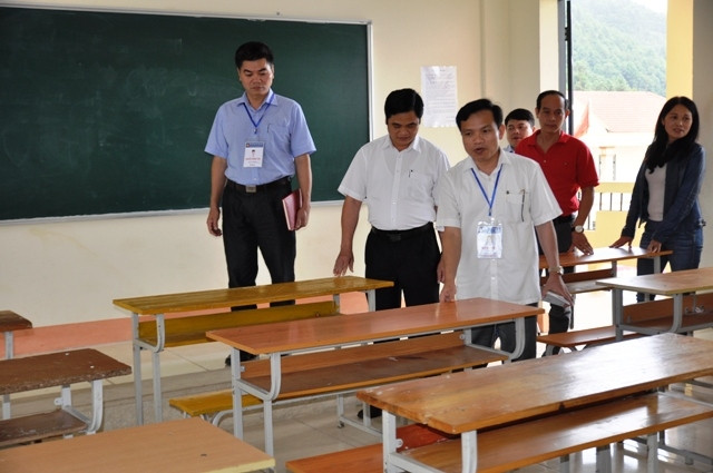 Đoàn công tác của Bộ GD-ĐT kiểm tra cơ sở vật chất tổ chức thi THPT quốc gia tại điểm thi Trường THPT số 1 Sa Pa.