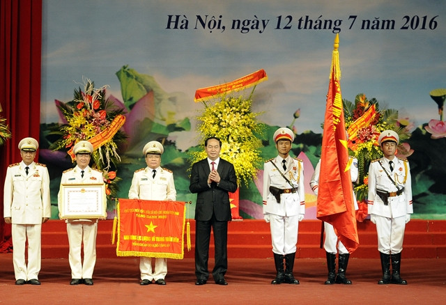 Chủ tịch nước Trần Đại Quang trao danh hiệu Anh hùng Lực lượng vũ trang nhân dân tặng Tổng cục An ninh.Ảnh: DUY LINH