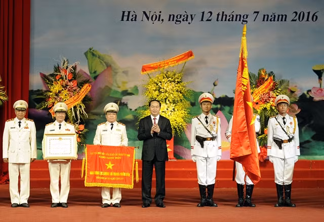 Chủ tịch nước Trần Đại Quang trao danh hiệu Anh hùng Lực lượng vũ trang nhân dân tặng Tổng cục An ninh.Ảnh: DUY LINH