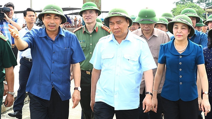 Thủ tướng Nguyễn Xuân Phúc thị sát khu vực bị ngập lụt tại tràn Lạc Khoái, xã Gia Lạc, huyện Gia Viễn. Ảnh: THỐNG NHẤT (TTXVN)