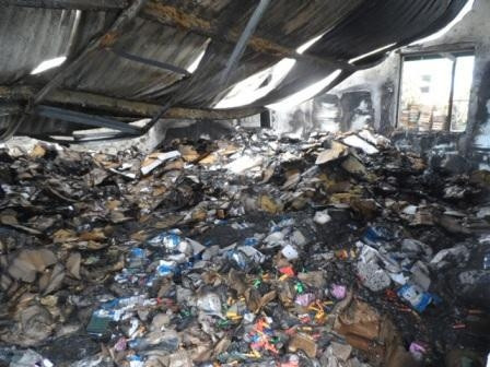 Đám cháy đã làm sập cả mái nhà.