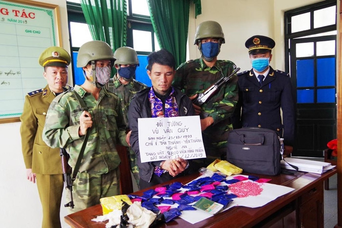 Đối tượng Vũ Văn Quý cùng tang vật bị bắt giữ.