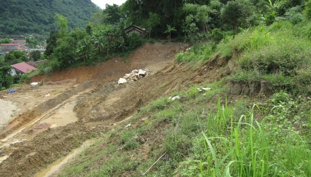 Địa điểm xây Trường mầm non Khang Ninh sau khi san ủi bị sạt lở nghiêm trọng, phải bỏ. 