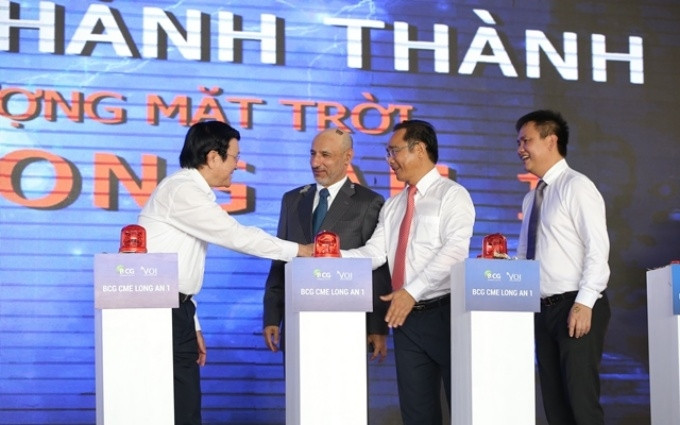 Nguyên Chủ tịch nước Trương Tấn Sang (trái) cùng các đại biểu ấn nút chính thức hòa lưới điện quốc gia nhà máy điện mặt trời BCG-CME Long An 1.