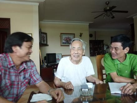 Tác giả Học Phi (ở giữa) cùng với giám đốc Nhà hát chèo VN Hà Quốc Minh (trái), đạo diễn Ngọc Minh (phải) đang thống nhấ