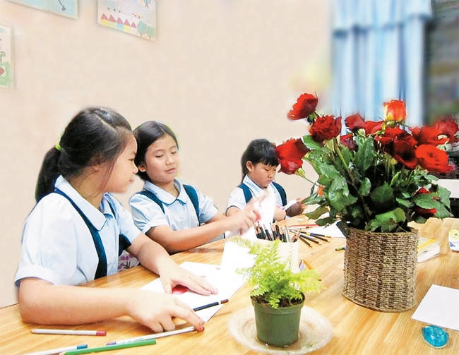 Các bạn nhỏ trong một giờ học vẽ tại CLB Mỹ thuật Ếch con.