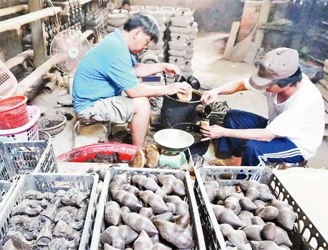 Công việc thường ngày của những người thợ ở làng đúc lư đồng An Hội (quận Gò Vấp).