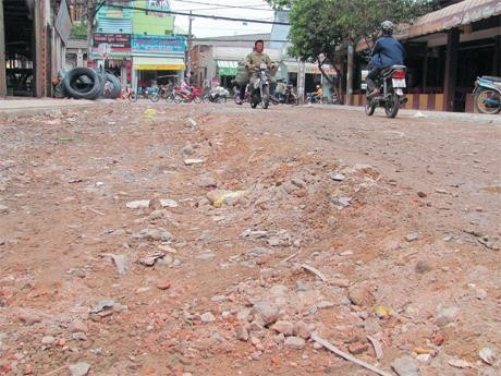 Tái lập mặt đường cẩu thả, gây ảnh hưởng an toàn giao thông trên đường Ðồng Ðen 8, quận Tân Bình.