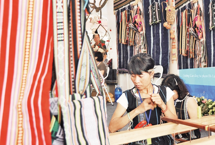 Trình diễn dệt và giới thiệu thổ cẩm Tây Nguyên tại một hội chợ làng nghề. Ảnh: Nam Anh