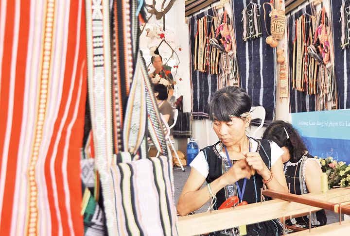 Trình diễn dệt và giới thiệu thổ cẩm Tây Nguyên tại một hội chợ làng nghề. Ảnh: Nam Anh