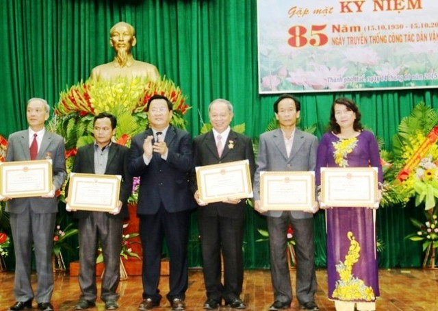 Trao Bằng khen của Ban Dân vận T.Ư cho năm tập thể và cá nhân có thành tích xuất sắc trong phong trào “Dân vận khéo”.