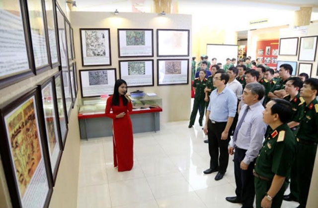 Các đại biểu tham dự triển lãm.