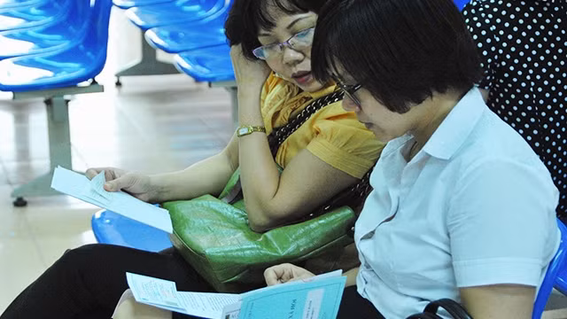 Sổ bảo hiểm xã hội chỉ có giá trị khi người lao động được xác định đúng nhân thân. Ảnh: NAM HẢI