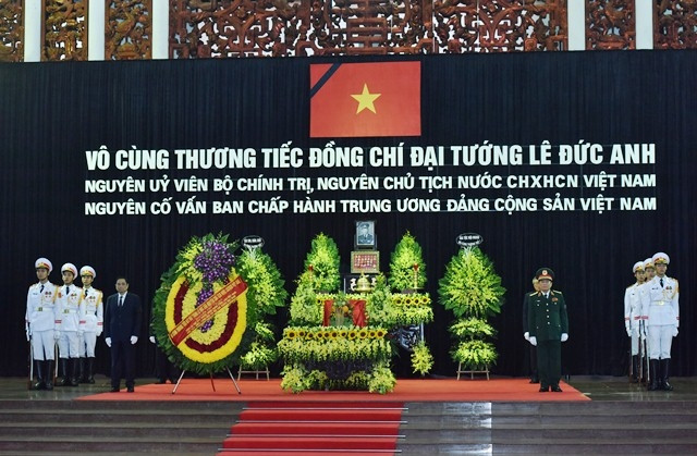 Linh cữu nguyên Chủ tịch nước, Đại tướng Lê Đức Anh quàn tại Nhà tang lễ Quốc gia (số 5 Trần Thánh Tông, Hà Nội).