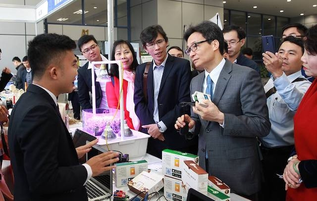 Phó Thủ tướng Vũ Đức Đam thăm và trò chuyện với các bạn trẻ tại một không gian khởi nghiệp của Ngày Hội khởi nghiệp quốc gia của học sinh, sinh viên năm 2018