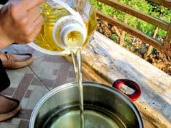 Tái sử dụng can nhựa để đựng dầu ăn: Biết vi phạm an toàn vệ sinh thực phẩm, nhưng… vẫn làm