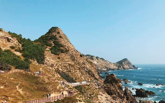 Tên gọi Eo Gió bắt nguồn từ hình dáng địa lý. Đứng từ trên các mỏm đá nhìn xuống, bạn sẽ thấy một eo biển nhỏ được che chắn bởi hai dãy núi.