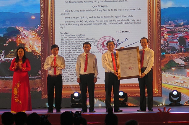 Lãnh đạo tỉnh Lạng Sơn, trao Quyết định của Thủ tướng Chính phủ công nhận thành phố Lạng Sơn là đô thị loại II, cho tập thể lãnh đạo thành phố Lạng Sơn.