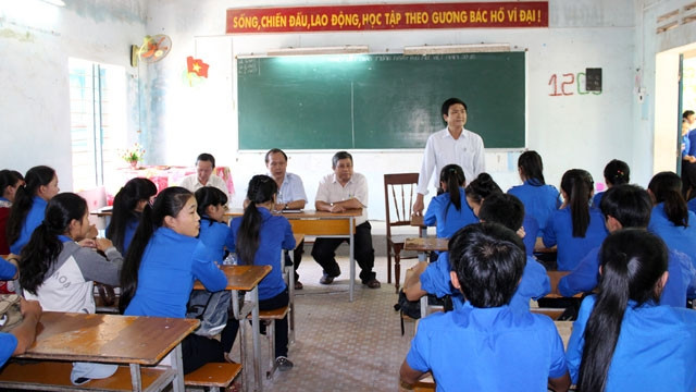 Đoàn Thanh tra Sở GD&ĐT Quảng Ngãi kiểm tra môn tiếng Anh tại lớp 12C3, Trường THPT số 1 Bình Sơn.