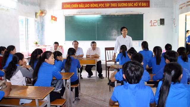 Đoàn Thanh tra Sở GD&ĐT Quảng Ngãi kiểm tra môn tiếng Anh tại lớp 12C3, Trường THPT số 1 Bình Sơn.